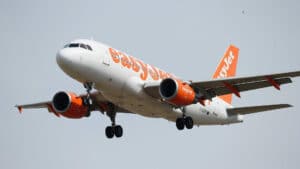 Un Portugais en état de délire tente d'envahir le cockpit d'un vol easyJet.