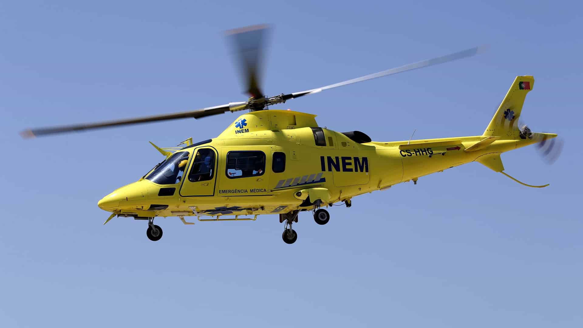 Un touriste qui est tombé d'une falaise à Arouca attend d'être secouru depuis 17h30.