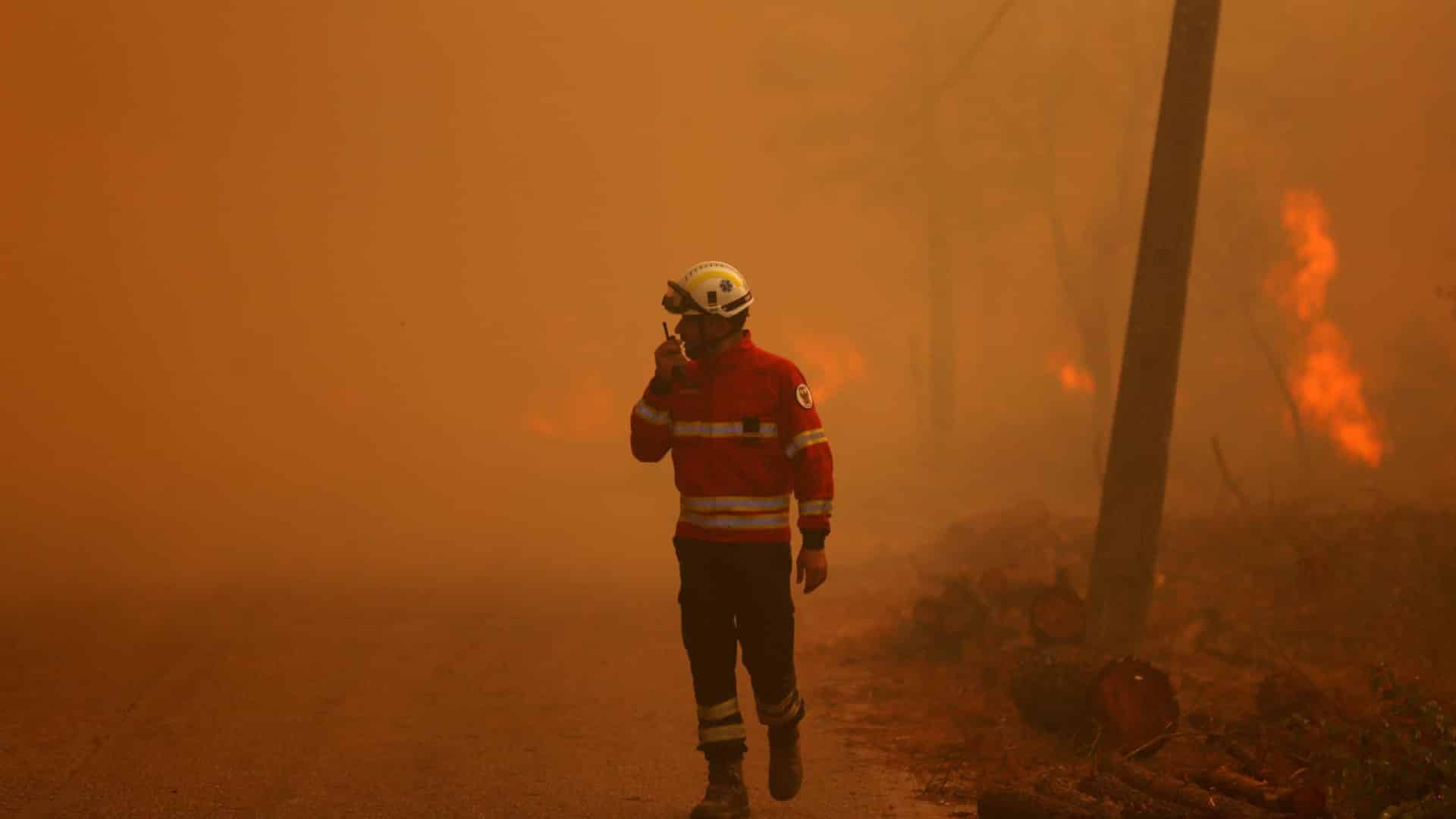 Un véhicule de pompiers a brûlé lors de la lutte contre le feu à Vila Real.
