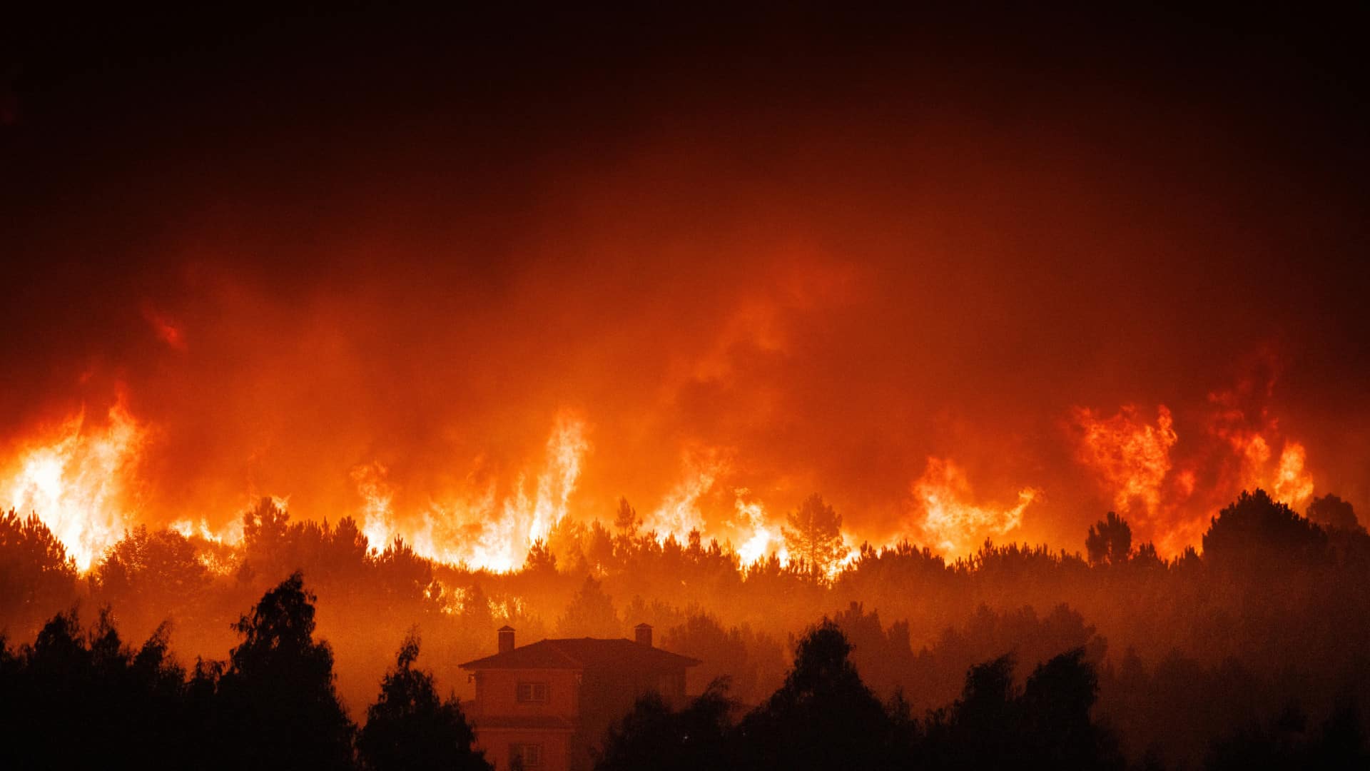 Un vent fort rapproche le feu du village de Vila Cova à Vila Real.