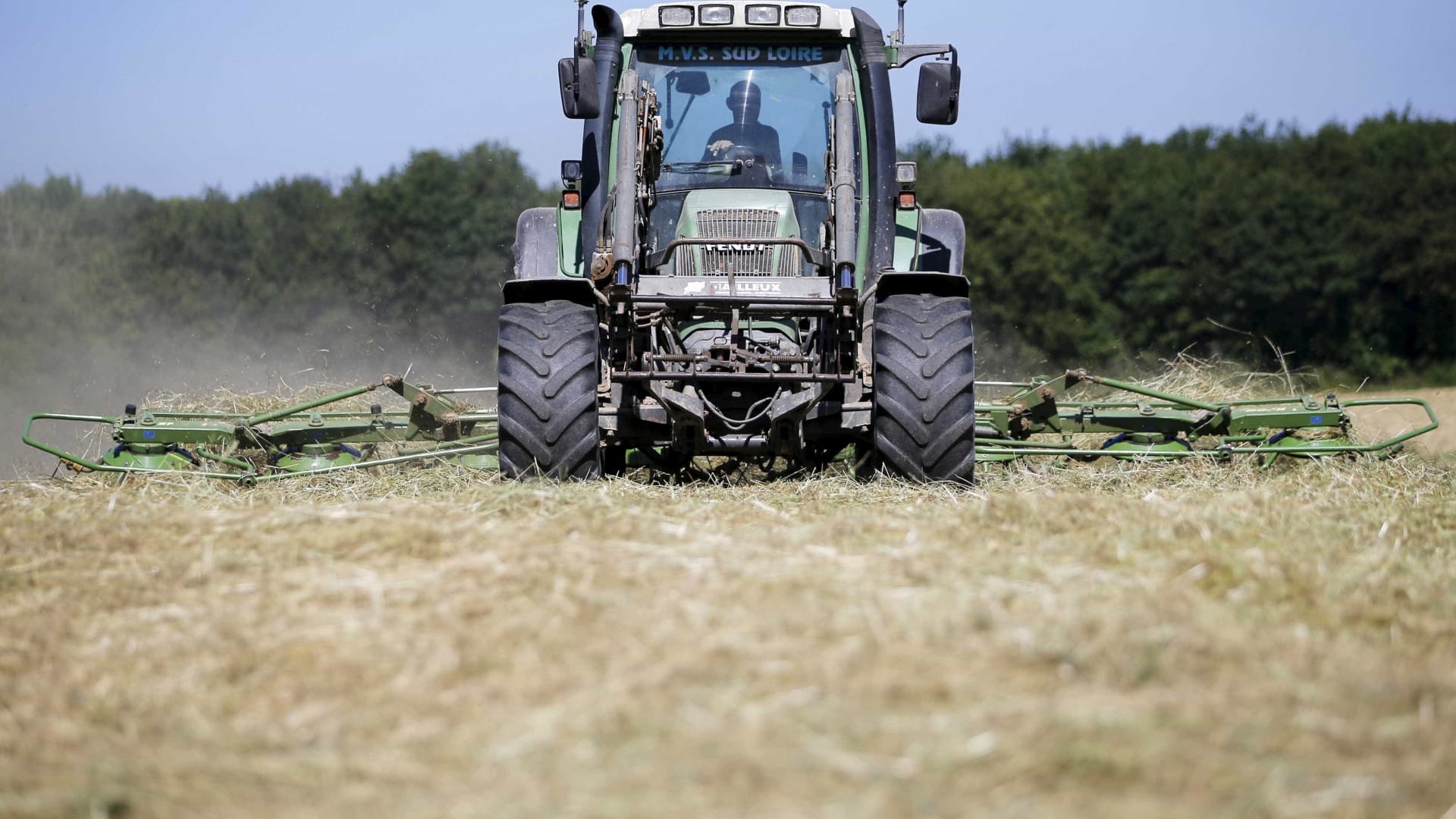 Un vieil homme constitué comme prévenu après qu'un tracteur a causé un incendie sur sa propriété.