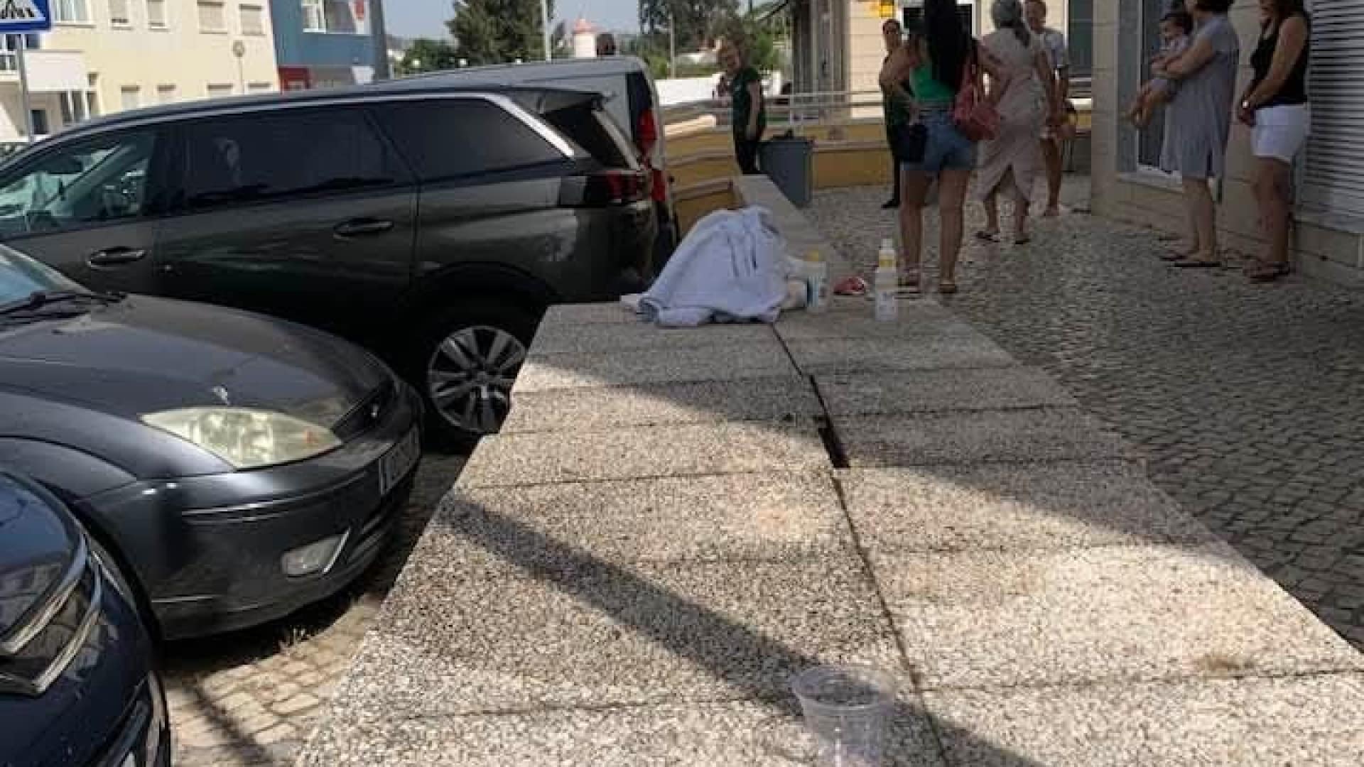 Une femme accouche dans la rue. Elle a demandé une ambulance, on lui a dit d'y aller en voiture.