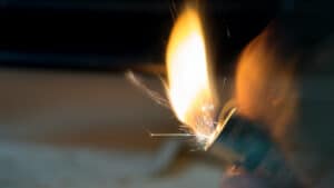 Une femme porte plainte contre son 'ex' et il incendie et tente de faire exploser sa maison.