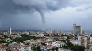 Une trombe marine se forme au large de La Havane. Les images à Cuba impressionnent.