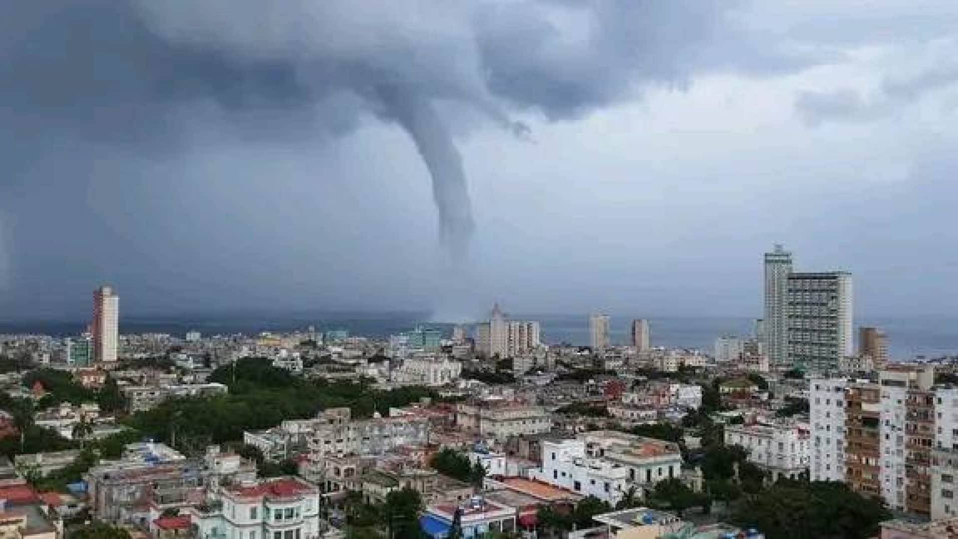 Une trombe marine se forme au large de La Havane. Les images à Cuba impressionnent.
