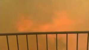 Une vidéo "impressionnante" montre des pompiers "traversant" le feu à Piódão.