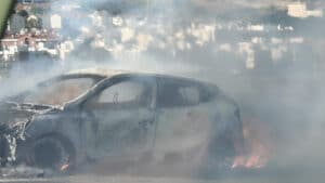 Une voiture brûle sur l'A1 après les péages d'Alverca.