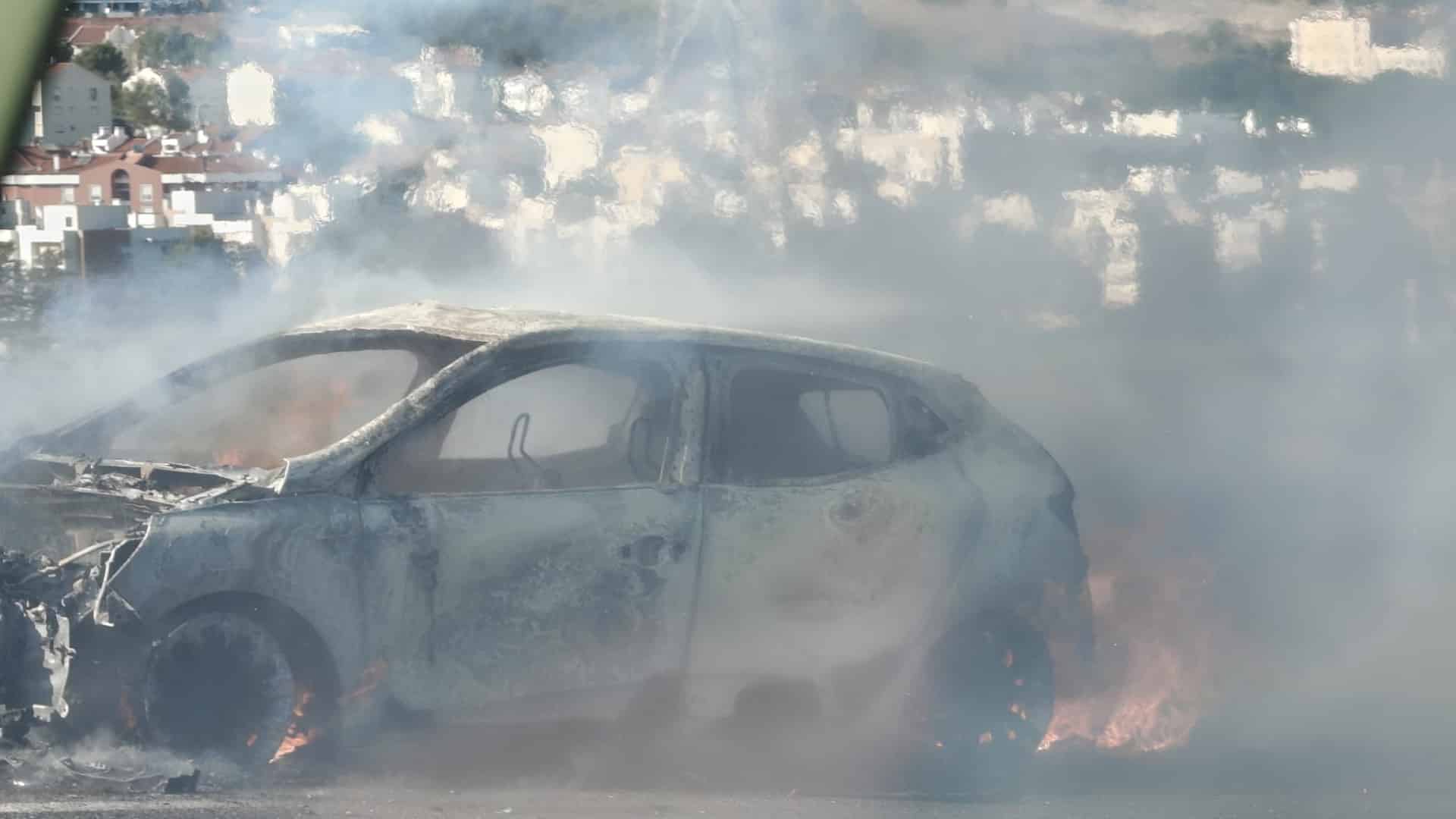 Une voiture brûle sur l'A1 après les péages d'Alverca.