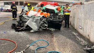 Voiture dérape et prend feu à Oeiras. Le conducteur a été sauvé à temps.