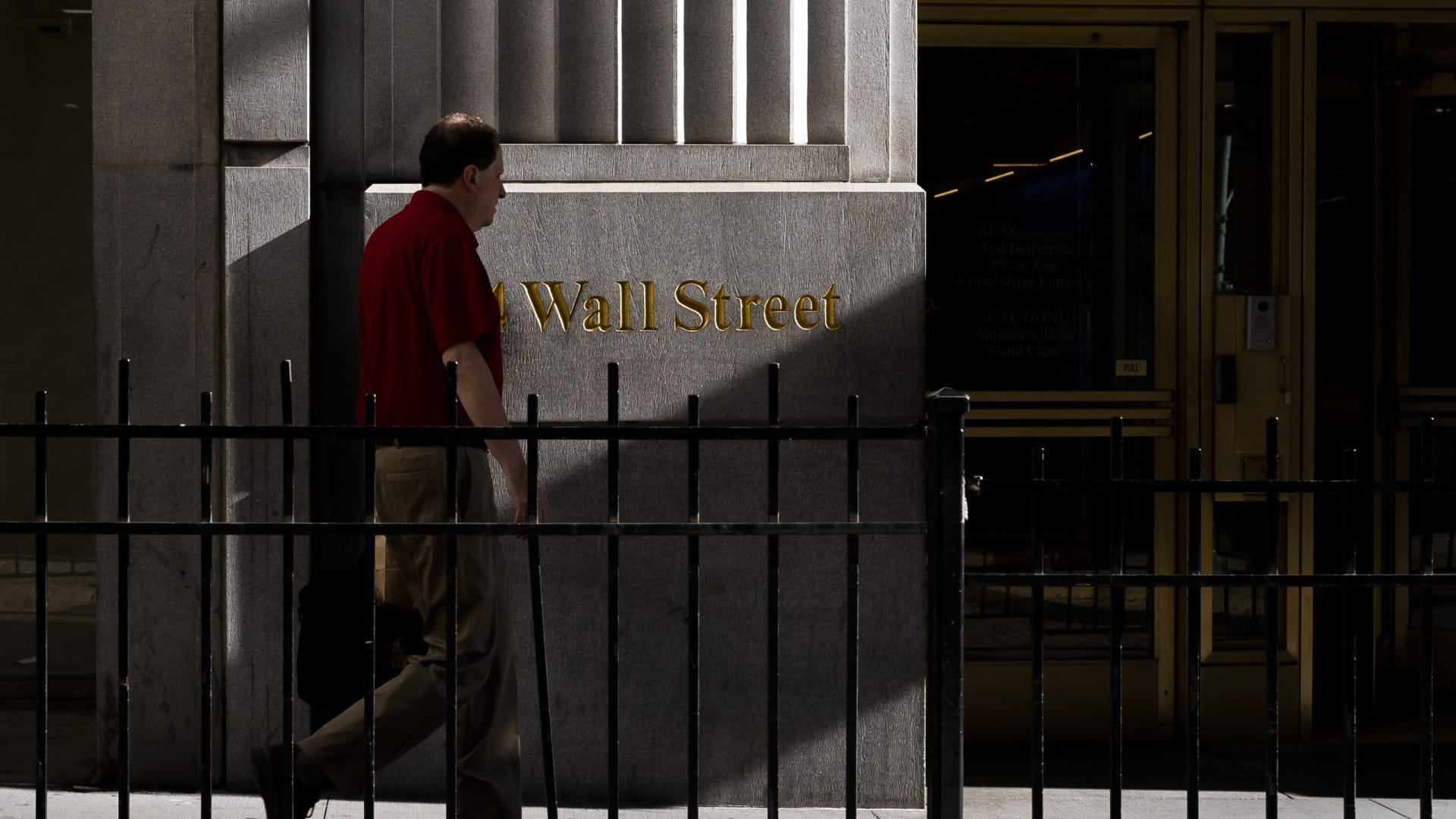 Wall Street clôture en baisse dans l'attente de la réunion des banquiers centraux.