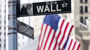 Wall Street clôture en hausse après le discours 'encourageant' du président de la Fed.