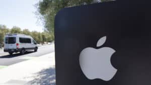 Wall Street clôture en hausse, stimulée par Apple et de nouvelles tarifs en ligne de mire.
