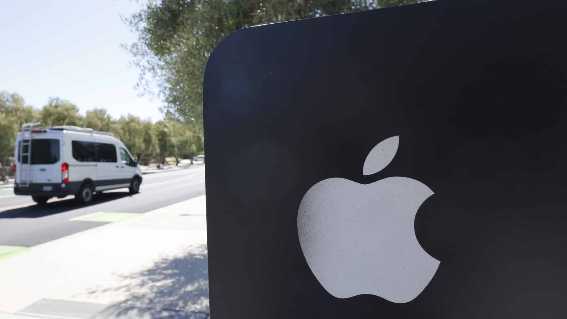 Wall Street clôture en hausse, stimulée par Apple et de nouvelles tarifs en ligne de mire.