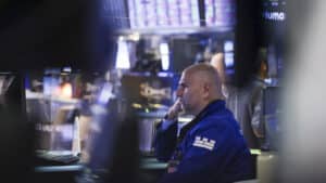 Wall Street clôture sans changements après une hausse inattendue des prix à la production.