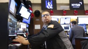 Wall Street clôture sans direction, davantage sous pression à cause des tarifs des États-Unis.