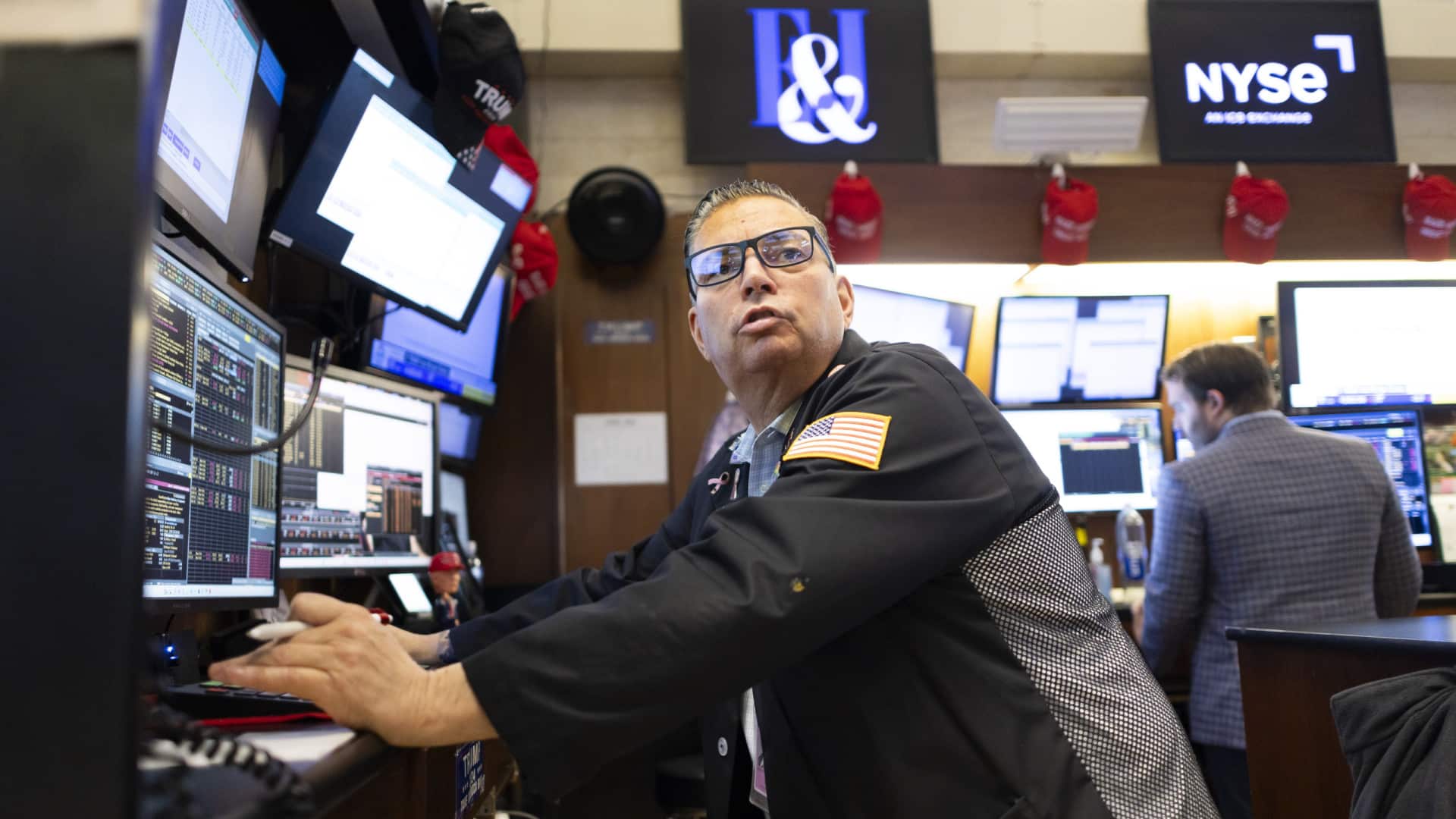 Wall Street clôture sans direction, davantage sous pression à cause des tarifs des États-Unis.