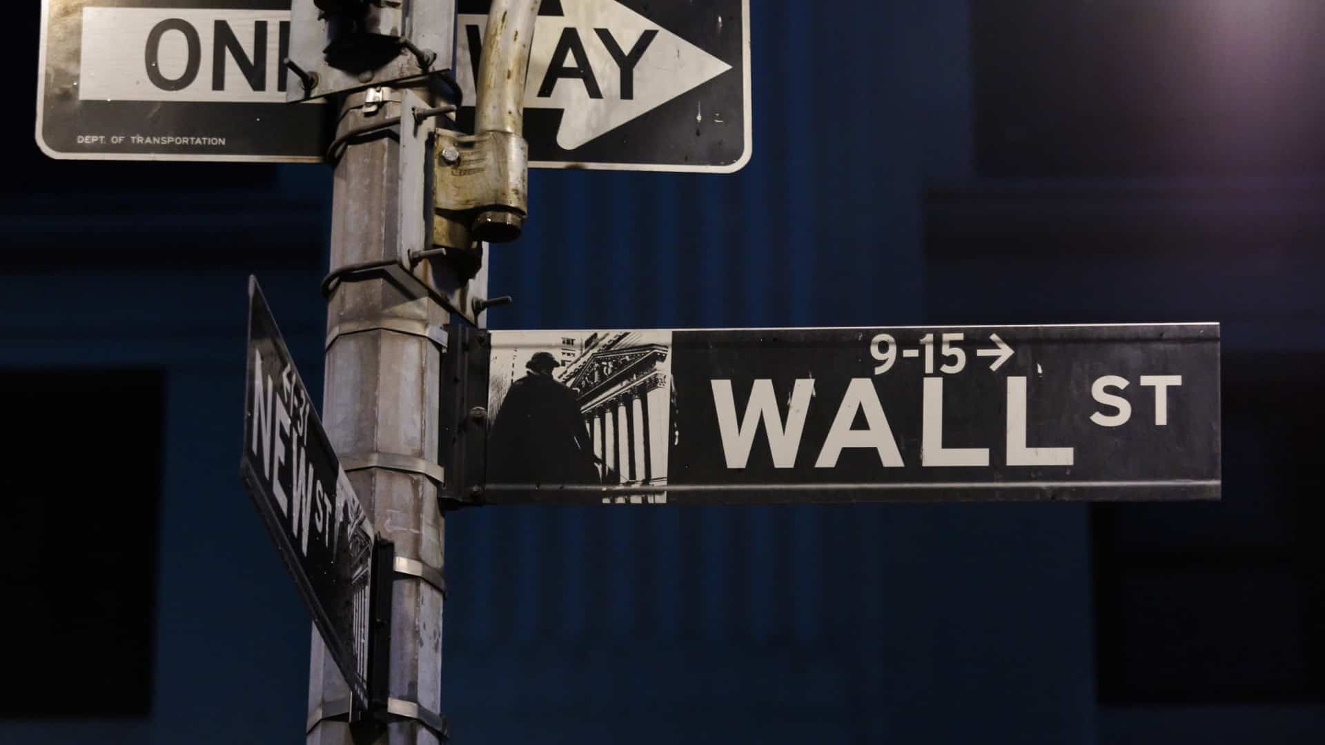 Wall Street en baisse et reste en suspens avant le discours du chef de la Fed.
