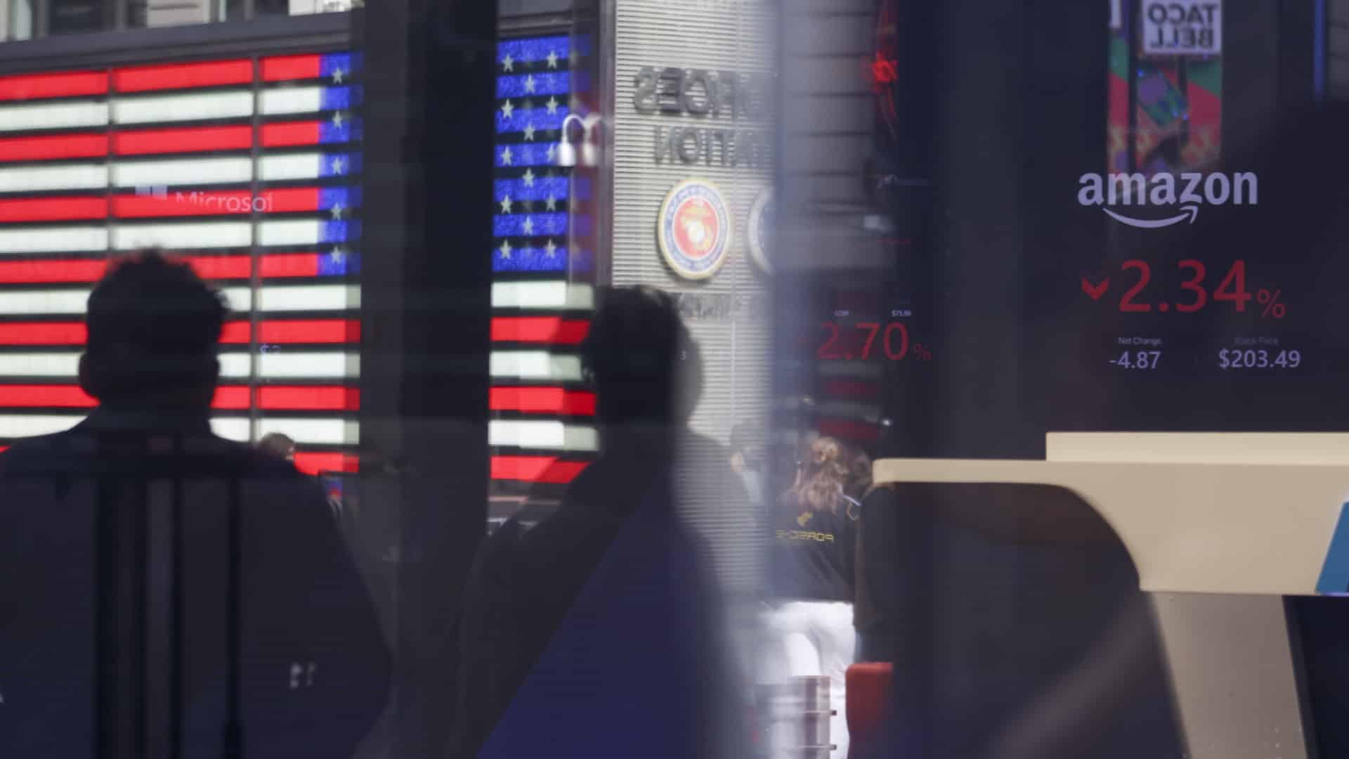 Wall Street ferme en hausse 'accrochée' à la perspective de baisse des taux par la Fed.