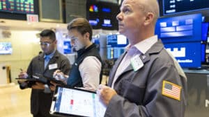 Wall Street pratiquement inchangé le jour de la rencontre entre Trump et Poutine