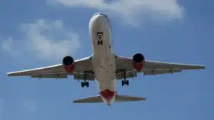 Zéro veut que toutes les émissions de l'aviation soient incluses dans les plans climatiques.
