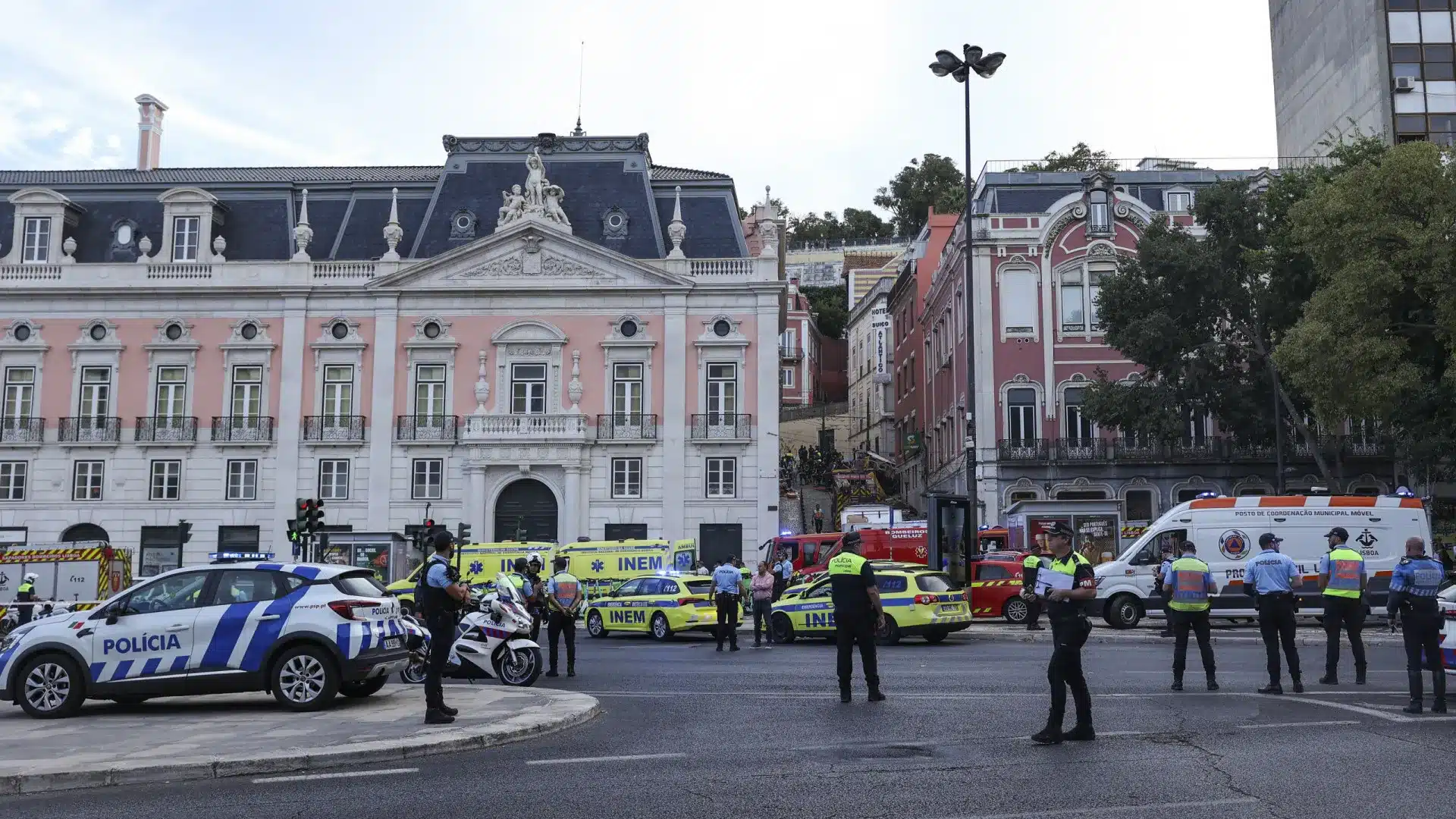 À LA MINUTE : Il pourrait y avoir plus de 10 morts ; "C'est un moment tragique"