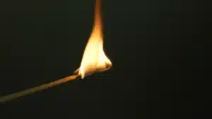 A mis le feu à un bâtiment par "frustration". N'avait pas d'argent pour la drogue.