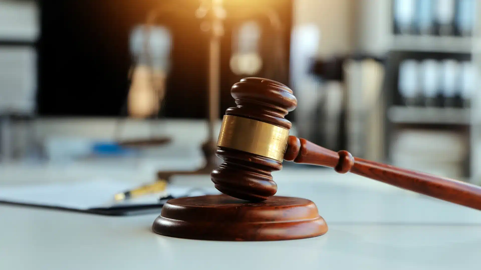 Accusé de fraude, il dit avoir été "naïf" en facturant des voitures sans documents.