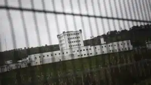 Ancien détenu d'Alcoentre envahit la prison pour distribuer des téléphones portables.