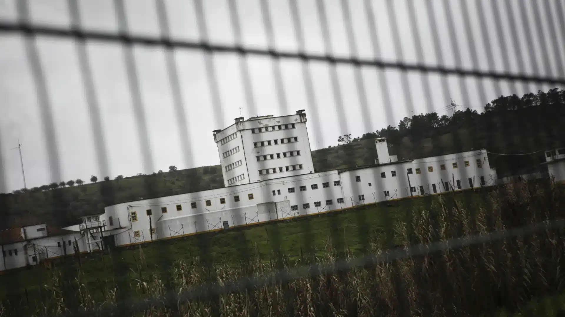 Ancien détenu d'Alcoentre envahit la prison pour distribuer des téléphones portables.