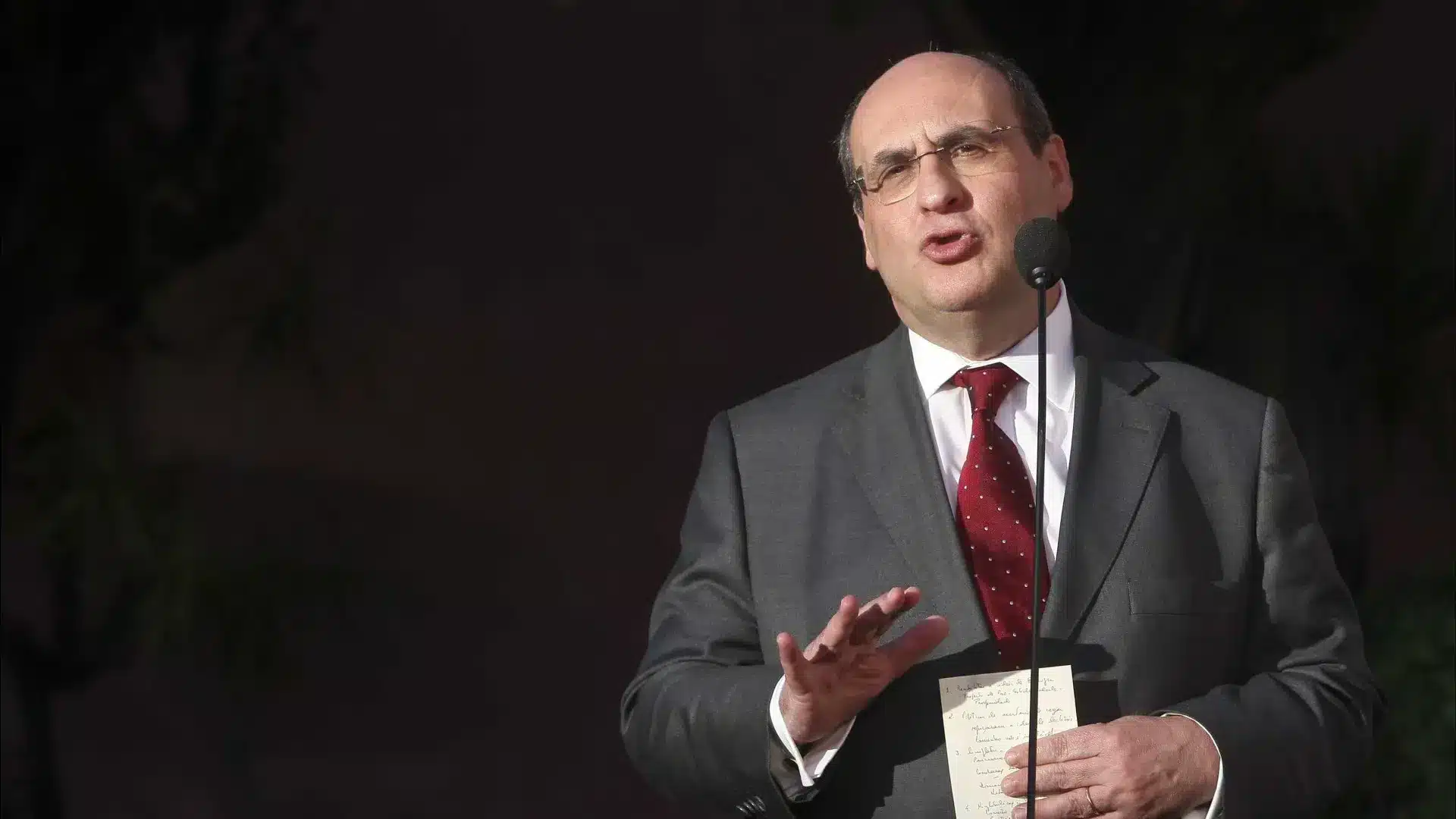 António Vitorino demande un "débat national" après le rejet de la loi sur les étrangers.