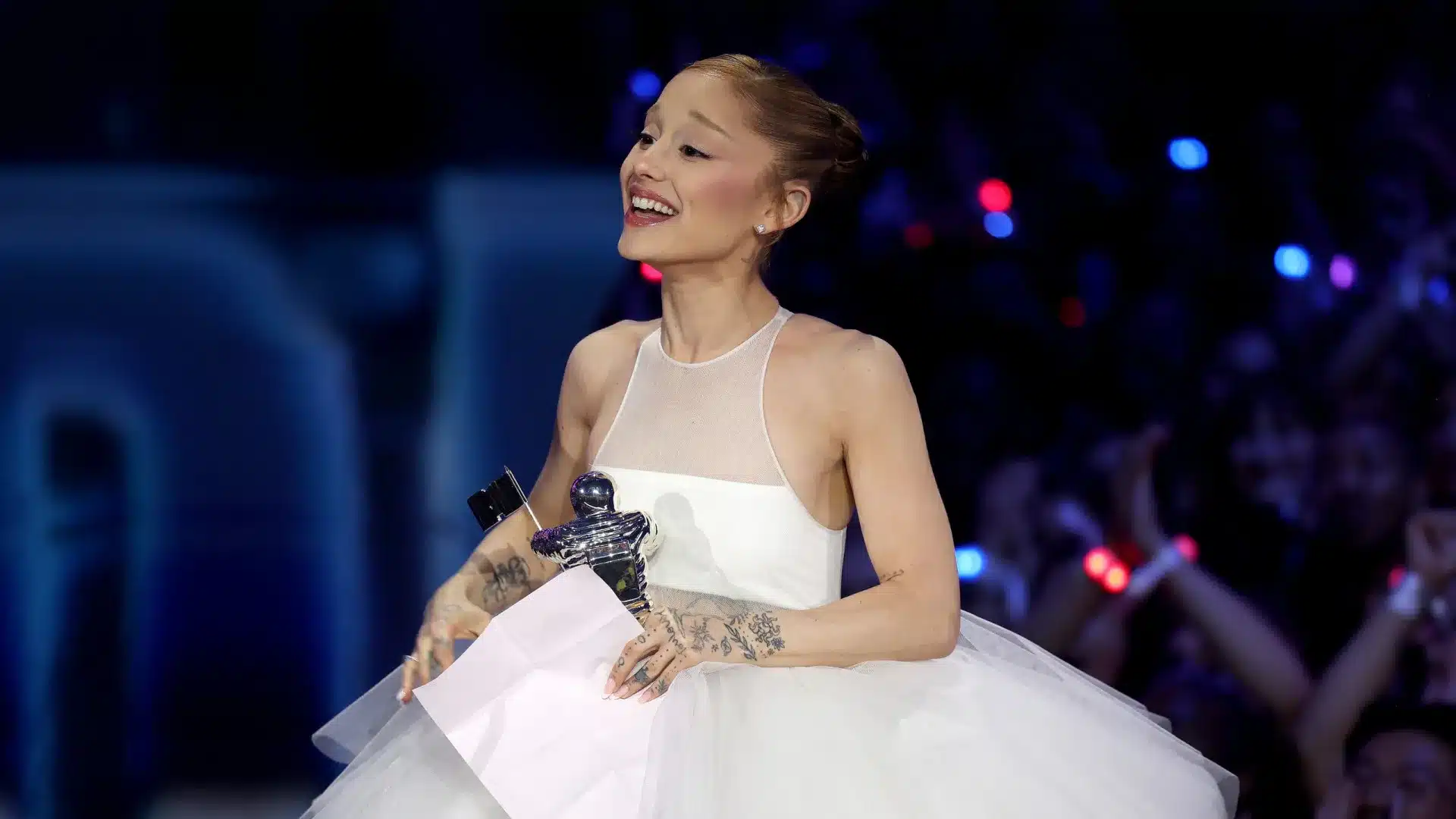 Ariana Grande remporte le prix du vidéo de l'année aux VMA avec 'Brighter Days Ahead'.