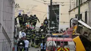 Ascenseur de la Glória. Un pompier allemand remercie les sapeurs-pompiers de Lisbonne