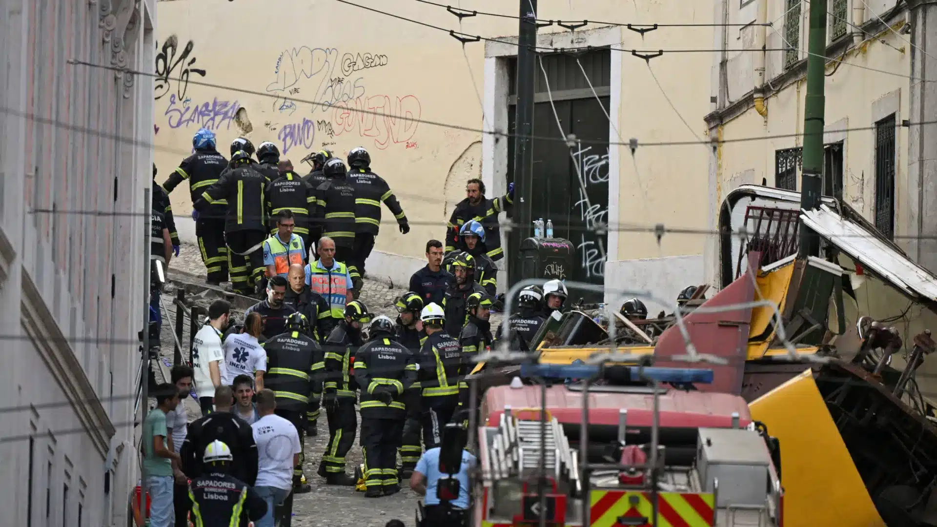 Ascenseur de la Glória. Un pompier allemand remercie les sapeurs-pompiers de Lisbonne