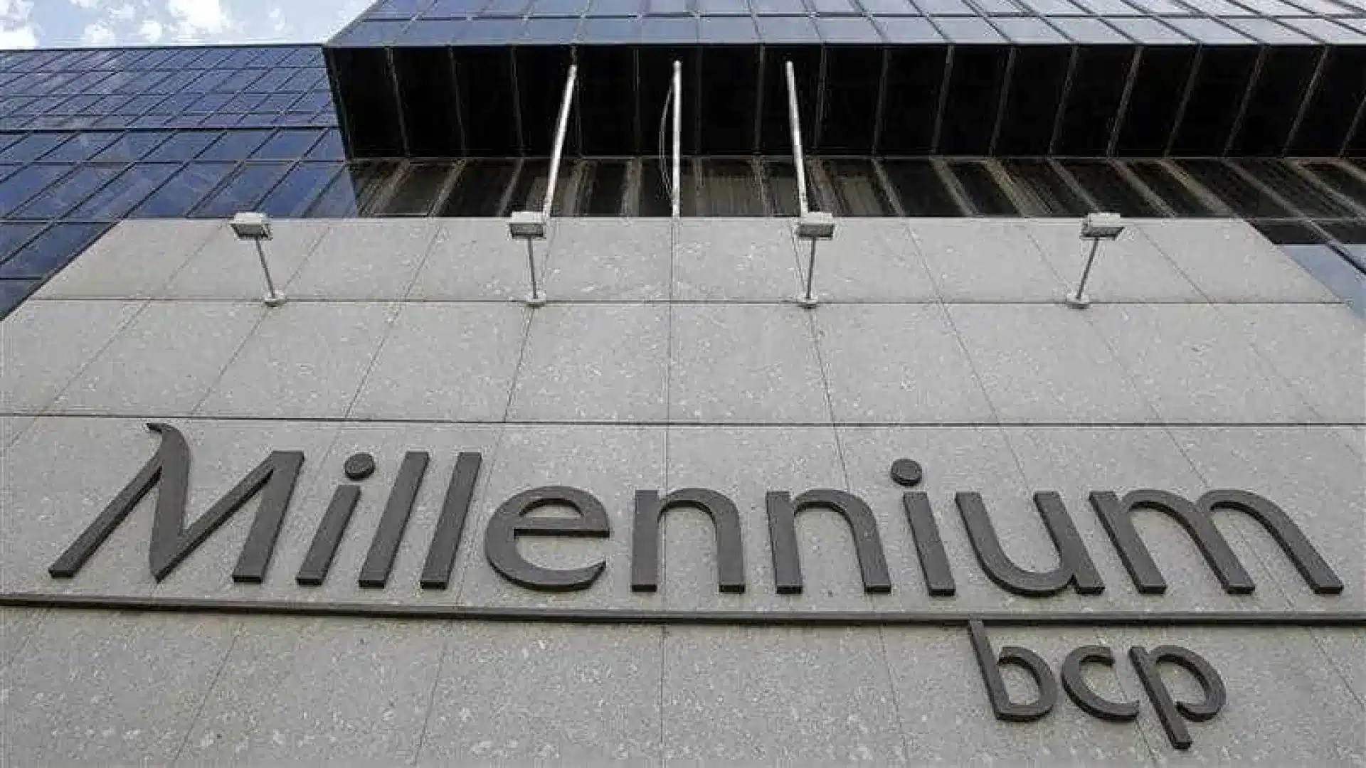 BCP anticipe le remboursement de 500 millions d'euros de dette.