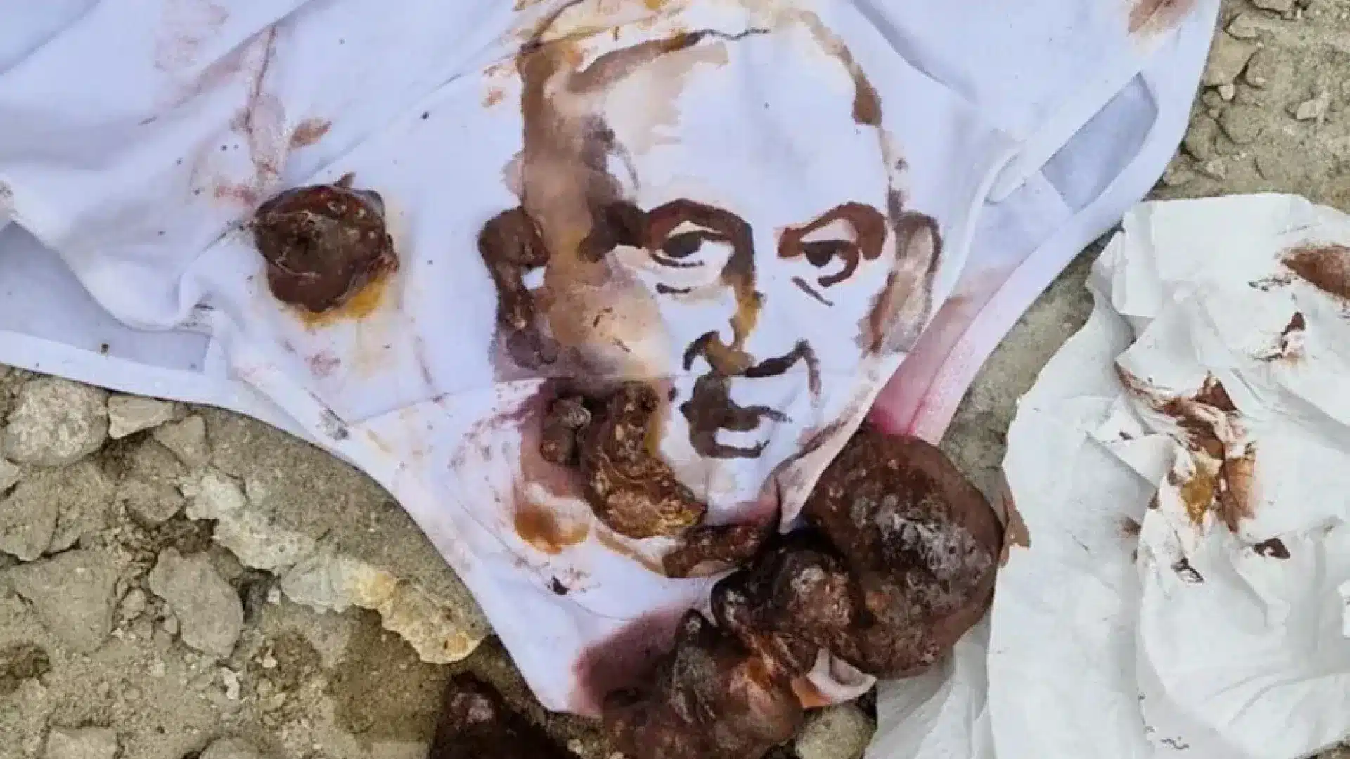 Bordalo II recouvre "Benjamin Shitanyhau" de fèces (après Trump et Poutine)