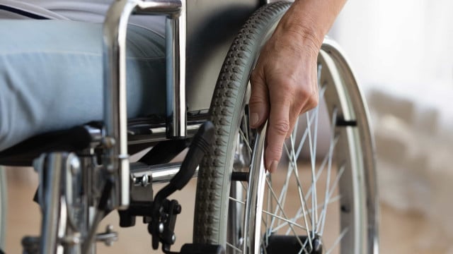 "Ça affecte les familles" : Que se passe-t-il avec la réduction des aides ?