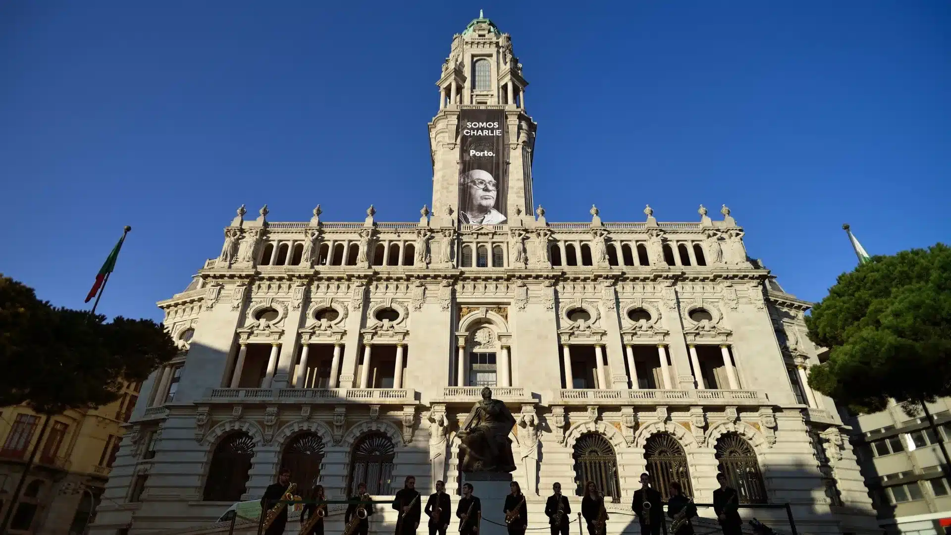 Câmara de Porto observe une minute de silence pour l'accident de l'Elevador da Glória.