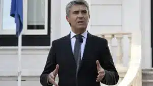 Carneiro accuse le gouvernement de se vanter du travail accompli par le PS en matière de logement.