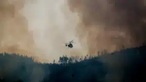Cependant, des moyens supplémentaires et des travaux de confinement ont aidé à maîtriser l'incendie à Almeida.