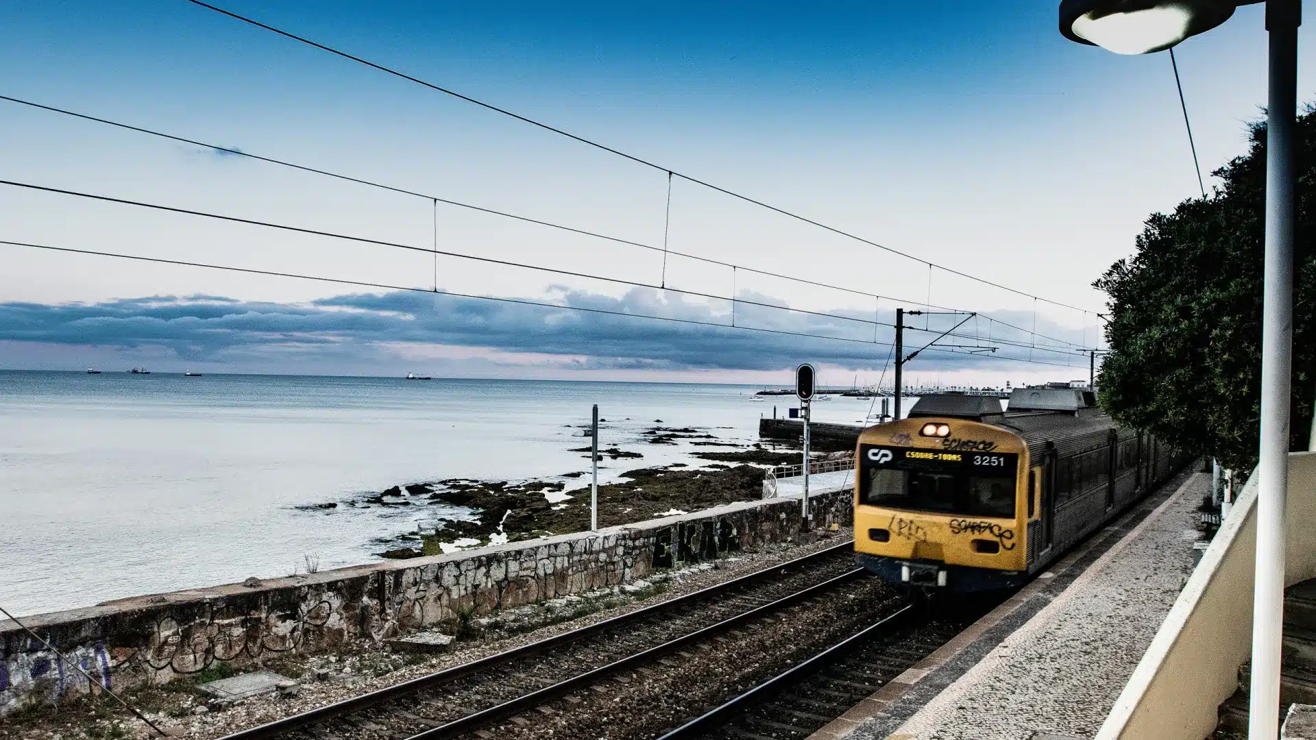Circulation conditionnée sur la ligne de Cascais en raison d'un problème de caténaire.