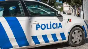 "Complètement bouleversé". Un jeune menace de mort et agresse des agents de la PSP.