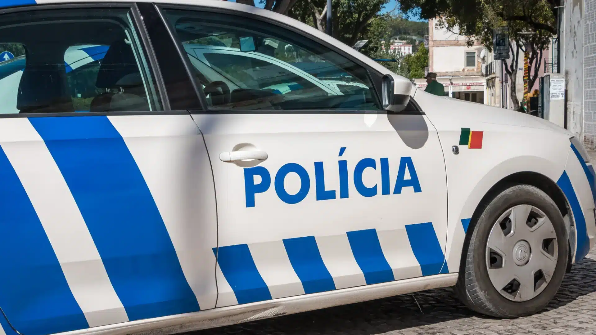 "Complètement bouleversé". Un jeune menace de mort et agresse des agents de la PSP.