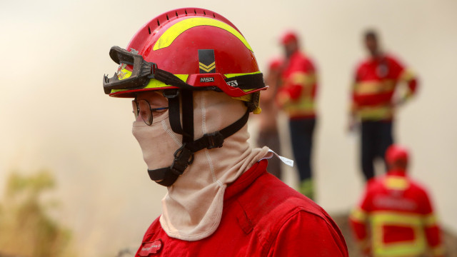 Bombeiros conseguem dominar incêndio em Seia com ajuda da chuva