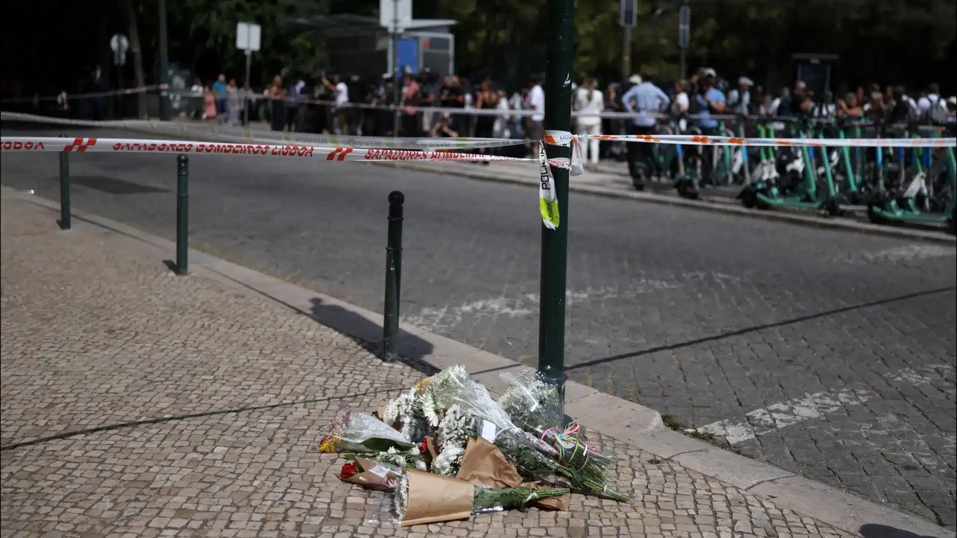 Des bouquets de fleurs rendent hommage aux victimes de l'incident de l'Ascenseur de la Glória.