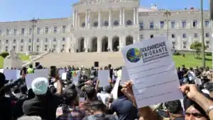 Des centaines d'immigrants rassemblés devant le Parlement demandent des "documents".