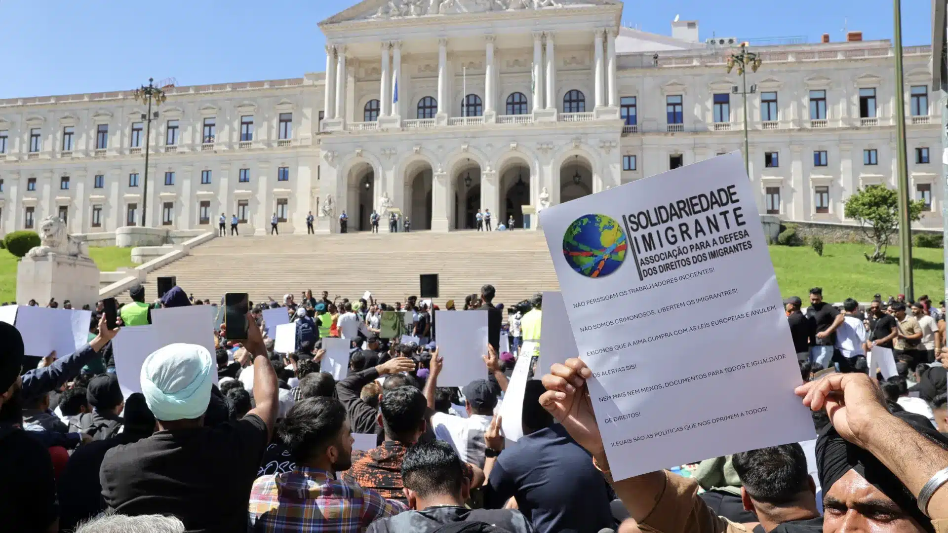 Des centaines d'immigrants rassemblés devant le Parlement demandent des "documents".