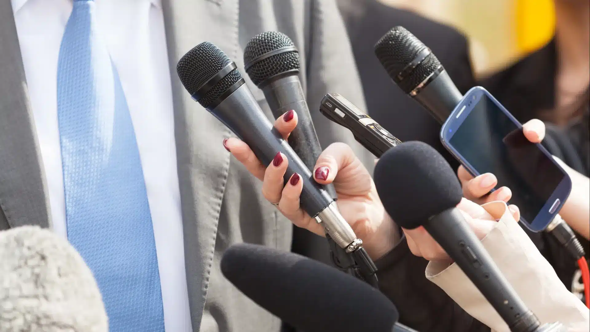 Des économistes mondiaux alertent sur l'effondrement du journalisme d'intérêt public.