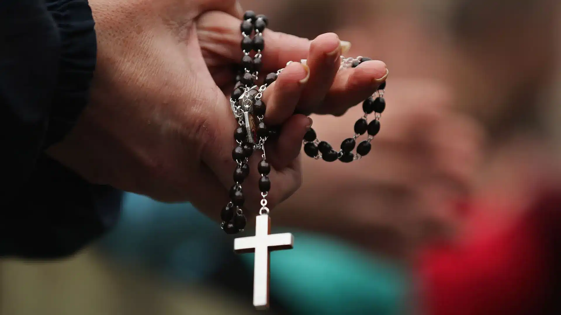 Des victimes d'abus sexuels dans l'Église en manifestation samedi près du parlement.