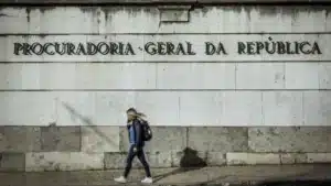 Deux personnes arrêtées pour des crimes liés à un stratagème de fraude du PDG