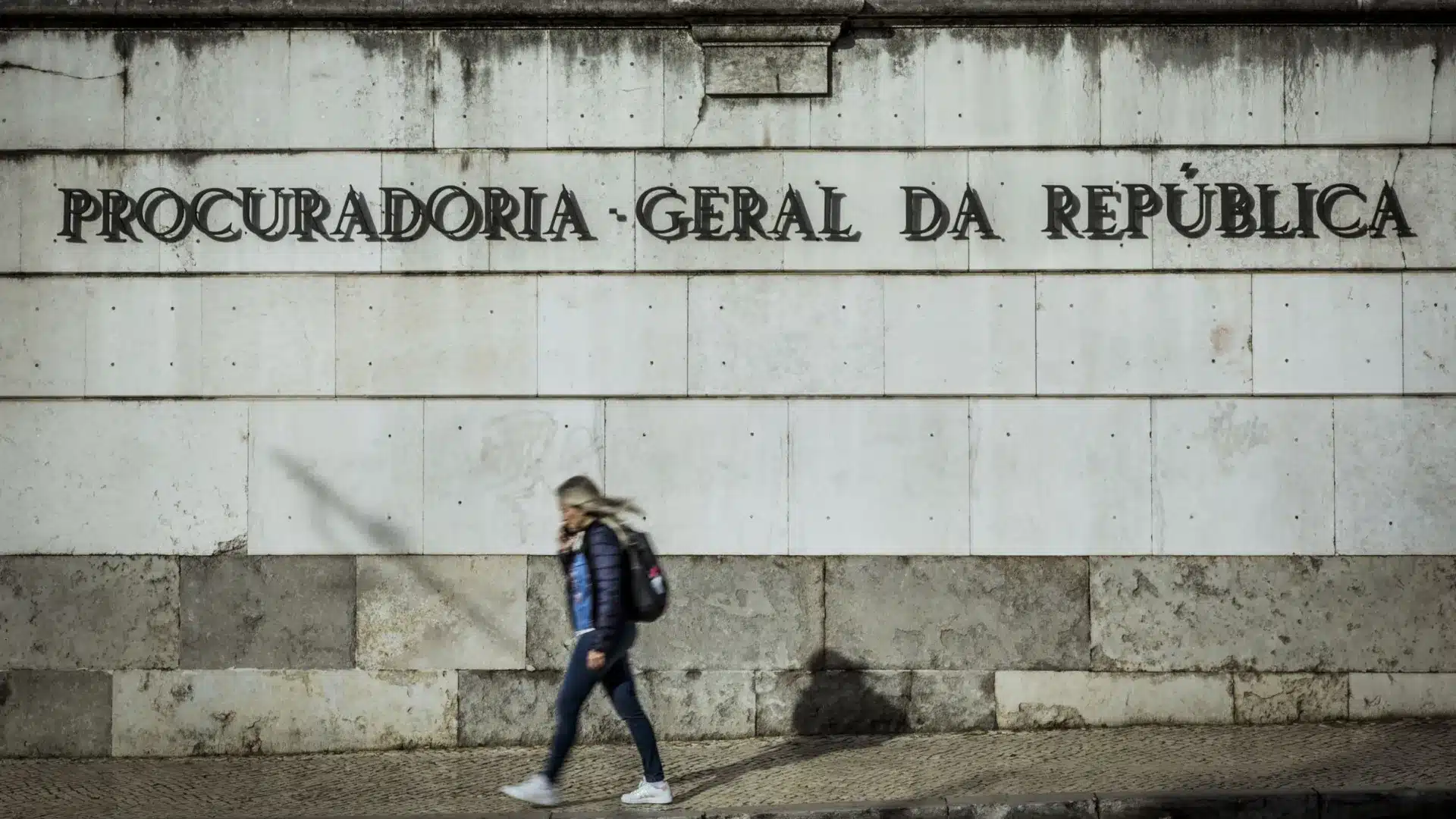 Deux personnes arrêtées pour des crimes liés à un stratagème de fraude du PDG